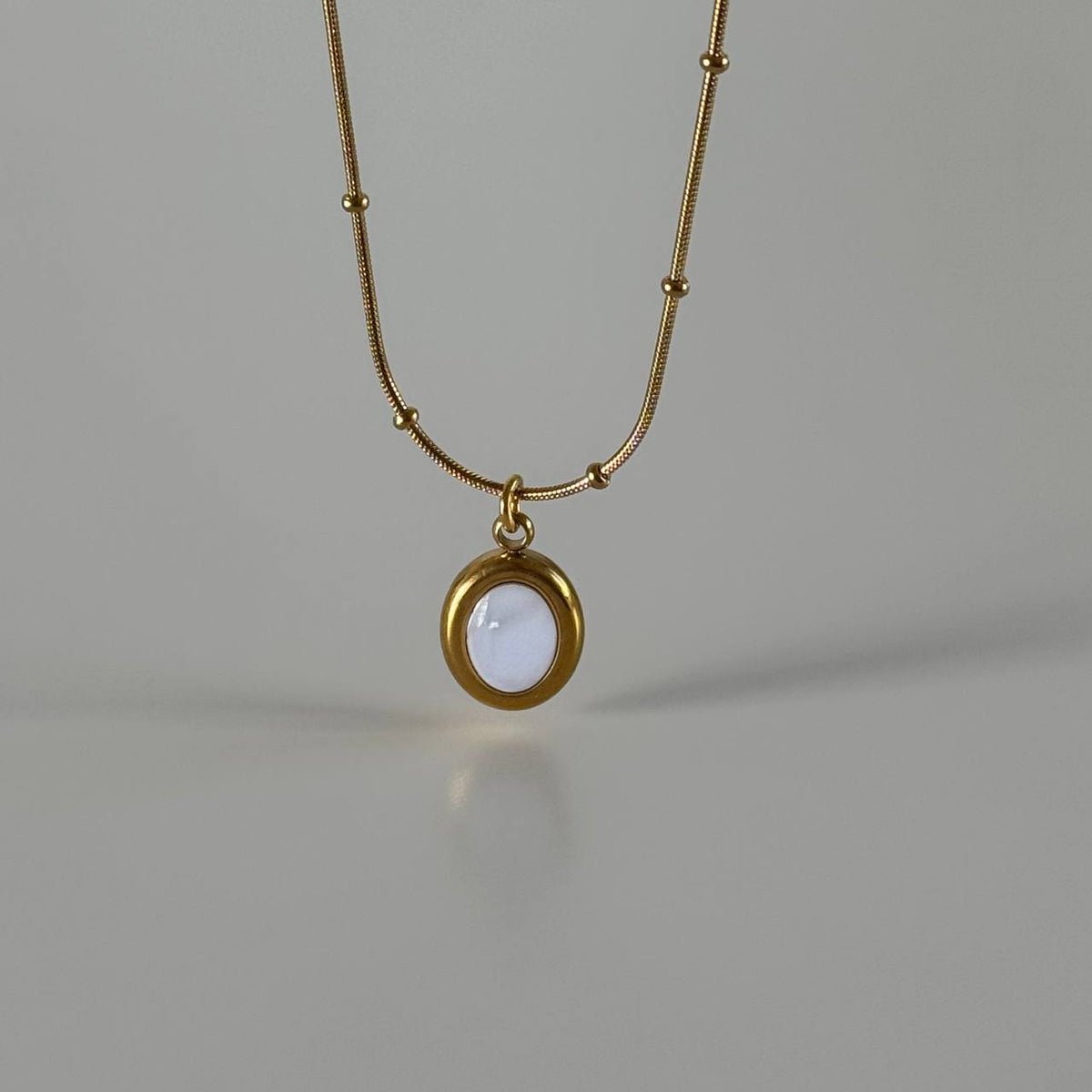 Çelik Oval-Sedef Kolye