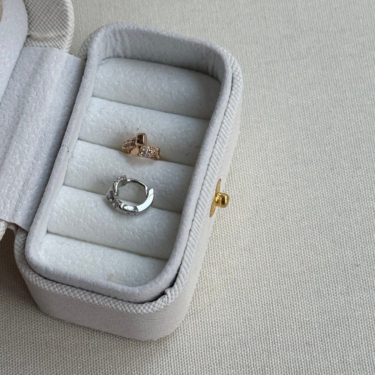 Tragus No:6