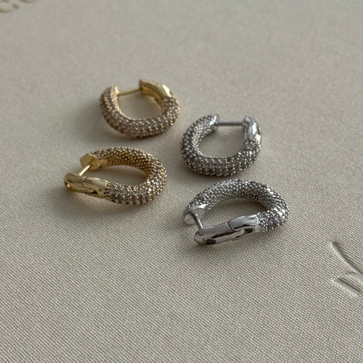 Full Taşlı Asimetrik Küpe